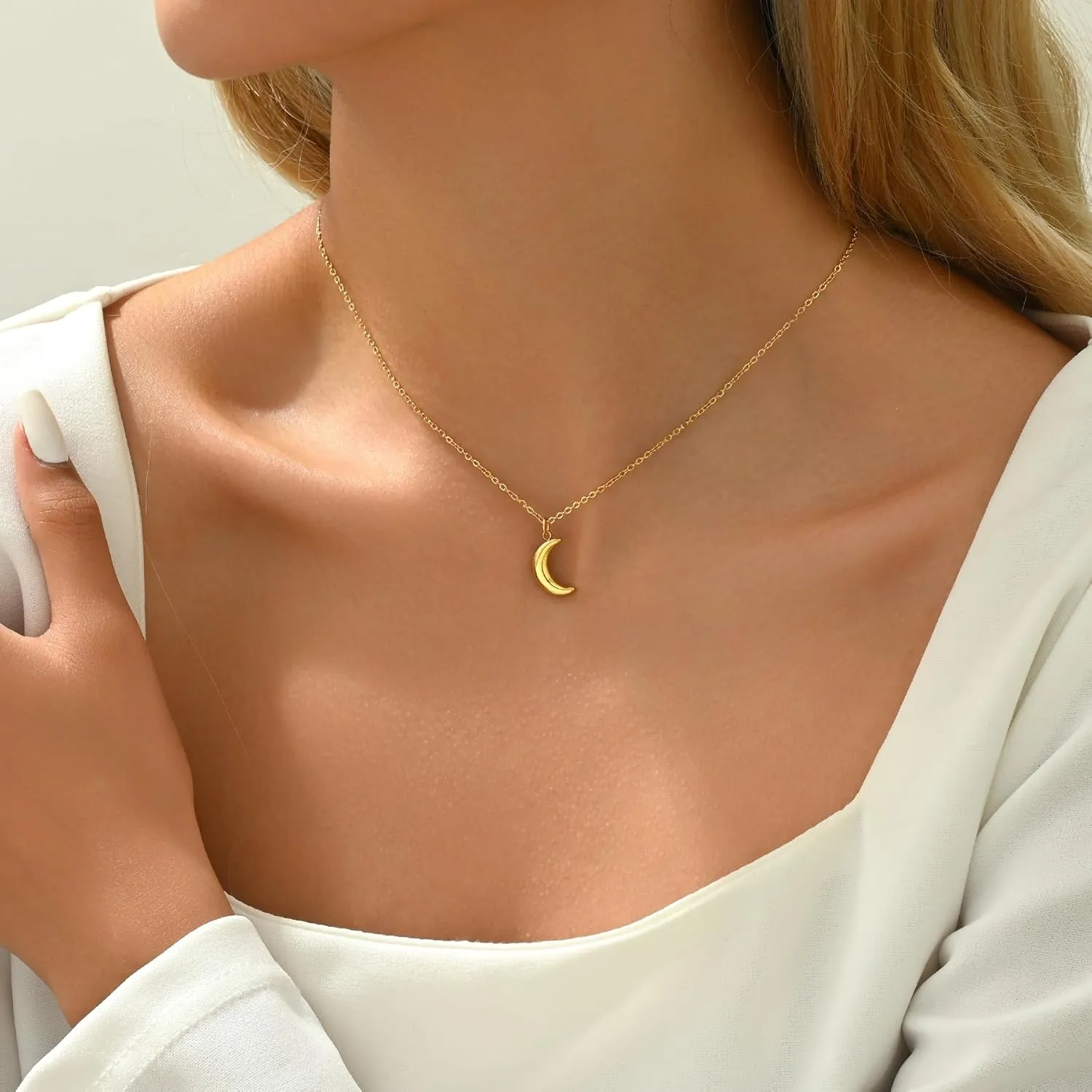 Gold Horn Necklace for Women Dainty Tiny Crescent Moon Necklace 18K Gold Plated Lucky Horse Shoe Pendant Necklace Minimalist Trendy Jewelry