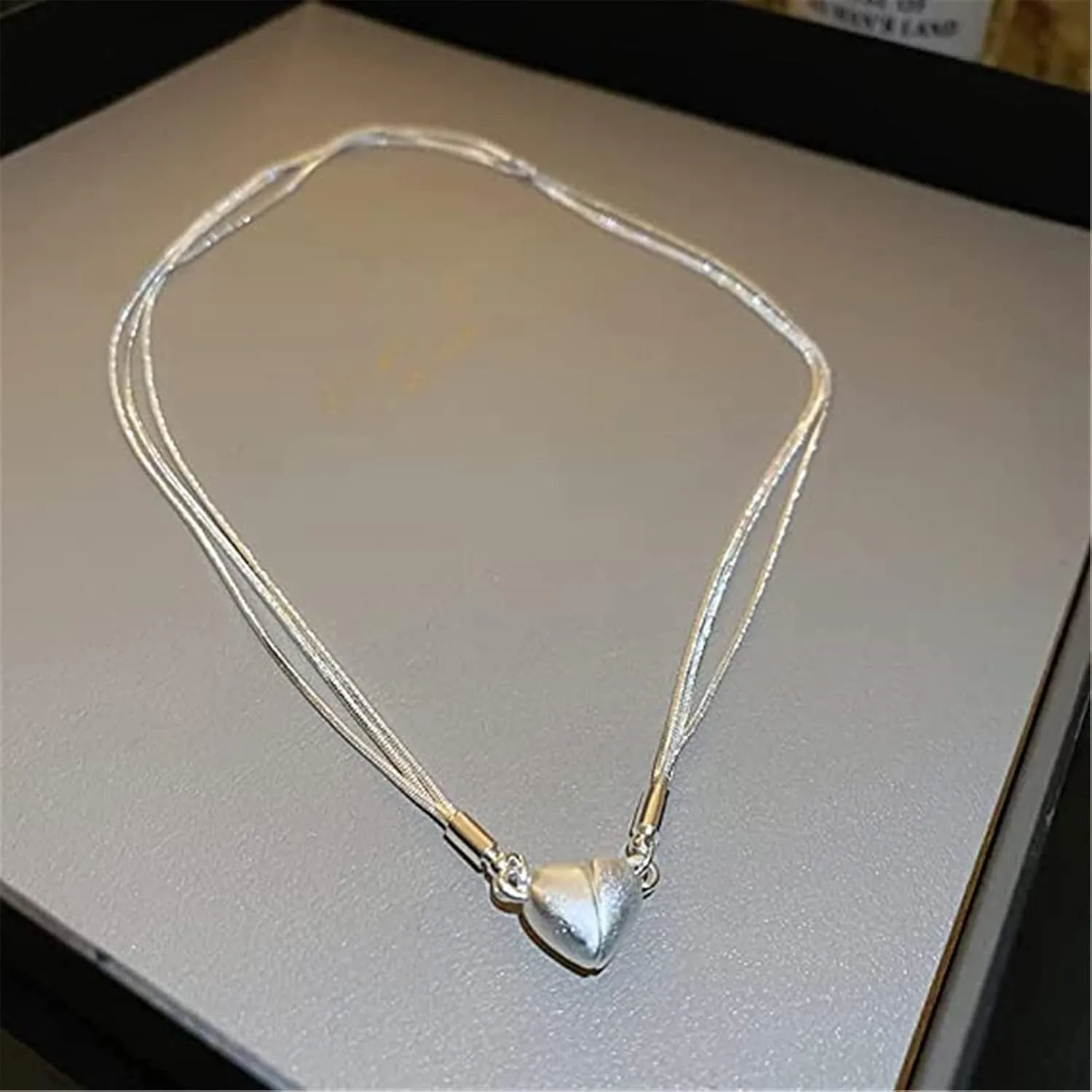 Niche Design Attractiveness Magnet Love Pendant Necklace, Three-Layer Chain Metal Wind Necklace Clavicle Choker Pendant, Silver Magnet Matching Love Heart Necklaces, Gifts for Women (1pc)