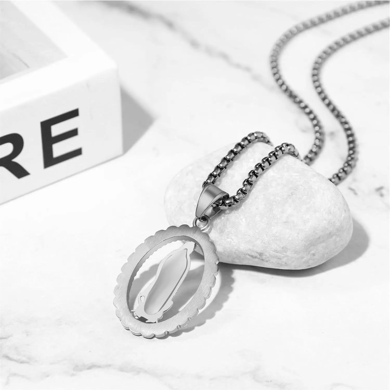 OIDEA Virgin Mary Necklace for Women: 18K Gold Plated Virgen De Guadalupe Necklace Our Lady of Guadalupe Necklace Religious Pendant Christian Jewelry Gift
