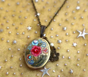 Pretty Vintage Style Antique Gold Plated Embossed Oval Small Picture Locket Necklace with Hand Painted Flowers Crystal Rhinestones Art Nouveau Victorian Bohemian Jewelry for Women